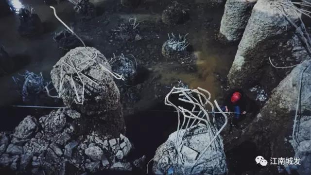 為了第二天清早不影響泥工砌筑磚胎模，夜間進(jìn)行電梯井放線作業(yè)