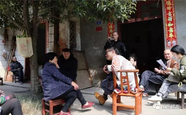 △ 趙明——“這次創(chuàng)作強(qiáng)調(diào)在地性、紀(jì)念性與參與性。我們針對(duì)問卷，以外來(lái)人的身份，來(lái)介入、想象生活在此地的居民，他們發(fā)生的故事和曾經(jīng)的生活狀態(tài)?！? data-=