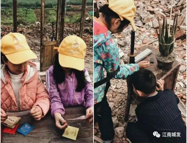 △ 學(xué)生仔細(xì)端詳已經(jīng)不再使用的各種紙質(zhì)老證件 △ 觀展學(xué)生對(duì)播放的聲音場(chǎng)特別好奇，蹲下認(rèn)真?zhèn)榷鷥A聽