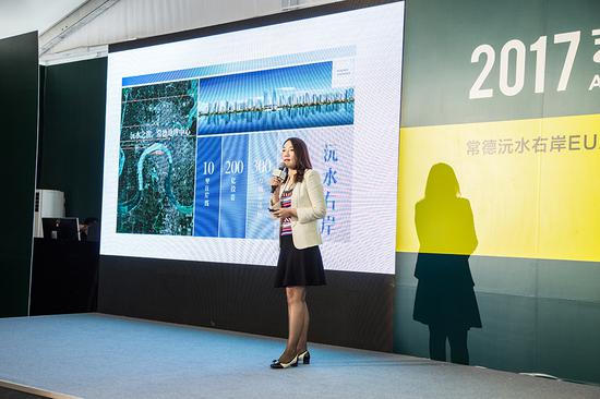 常德市江南城市發(fā)展有限公司董事副總經(jīng)理谷穗則為現(xiàn)場觀眾介紹了這個(gè)投資超過200億元、面積300萬平方、持續(xù)建設(shè)8到10年的沅水右岸如何建構(gòu)城市·人·生活三者之間的關(guān)系