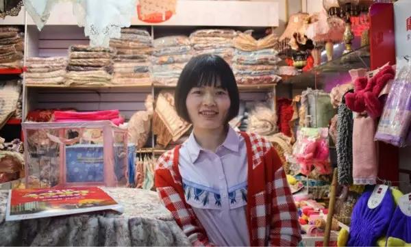 “就算現(xiàn)在橋南市場的經(jīng)濟一直在后退，可我覺得它是永遠不會倒閉的?！保v